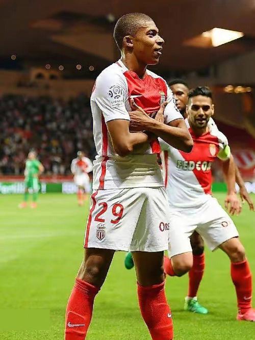 hallzerk ： “我认为我们输掉的5v3或4v3比任何其他队伍都多……这归结于个人失误”