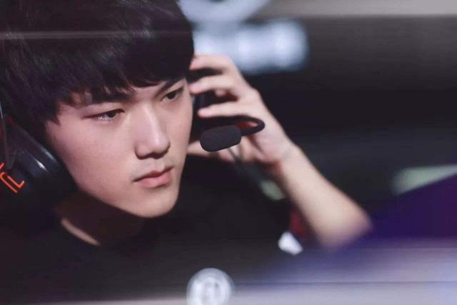 LPL female host Zhang Xiaowei posted a photo： I experienced betrayal and a car accident this year, but I survived unexpe