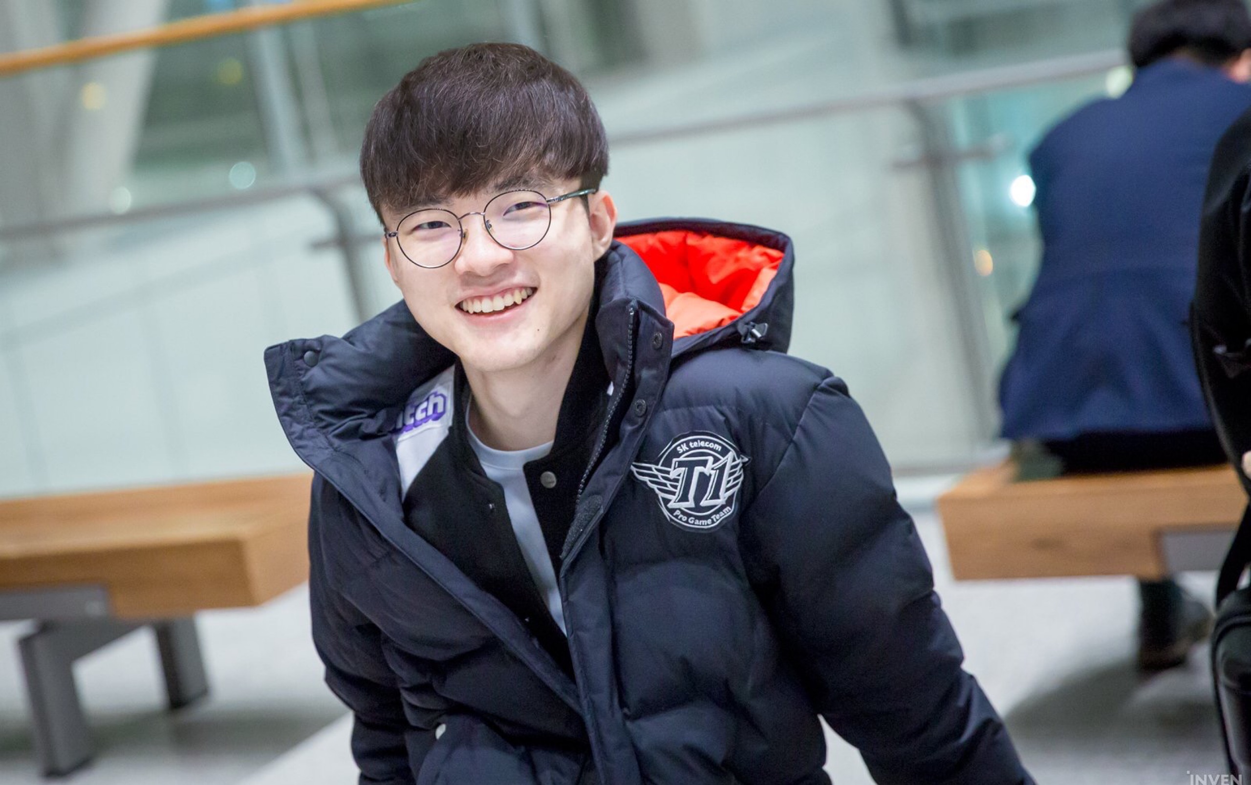 xiaolaohu的剑魔巨剑横扫战场，FPX让一追二击败LGD收获第四胜