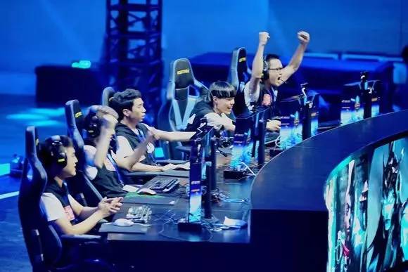 FURIA Esports , Liquid, BIG , Astralis 和 Virtus.pro 晋级 IEM Katowice 2025 的主赛事